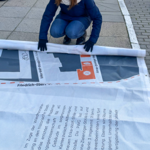 An die 330 Quadratmeter Planen mussten gesichert, gesichtet und gesäubert werden, ehe sie in einer Schneiderei weiterverarbeitet werden konnten.